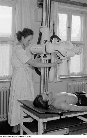 Krankenschwester beim Röntgen eines Patienten