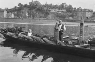 Meißen. Ein Fischer und sein Söhnchen mit Aalreusen im Fischerkahn