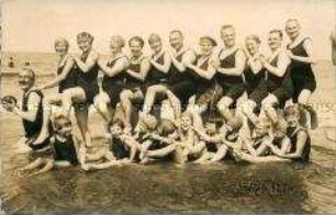 Gruppenfoto einer Badegesellschaft