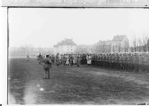 Wilhelm II., König von Württemberg besucht am 20. oder 22. November 1917 auf dem Kasernenhof in Mülhausen die 27.Infanteriedivision