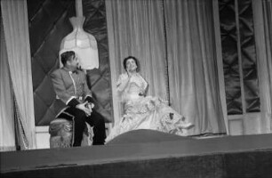 Szenenbilder aus "Die Fledermaus" von J. Strauss, Regie W. E. Struck, mit L. de Beer, R. Inden, M. Vaidas, H. Wocke, F. Kronström, M. Ritzmann, G. Frickhöffer, R. Schiemann, R. Zabekow, H. Wasmer-Witt, J. Schubert u.a., Metropol-Theater, Premiere 20.12.1955