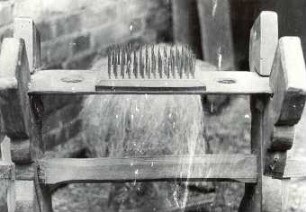 Flachsverarbeitung in Seidewinkel : Handwerkstechniken - Spinnerei und Flachsverarbeitung. Ort: Židźino / Seidewinkel. Flachshechel (wochla)