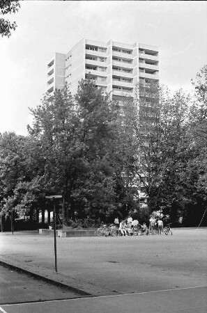 Freiburg; Landwasser: Hochhaus; unten Spielplatz