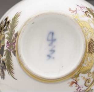 Koppchen und Unterschale mit Wappen Trotha und Chinoiserie — Porzellanmarke