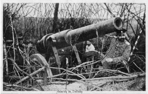 "Heinrich in Stellung", eine Kanone, dahinter ein Soldat Feldpostkarte an Familie Müller