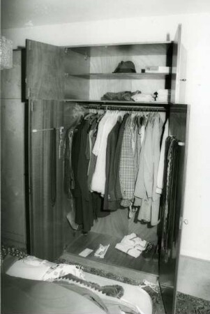 Geöffneter Kleiderschrank