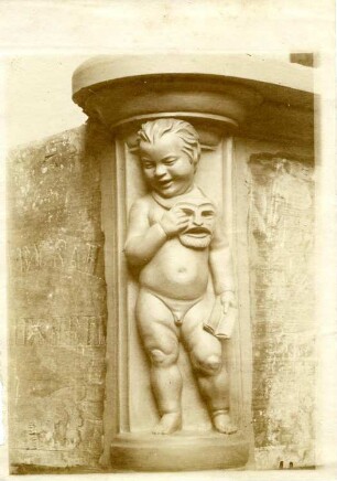 Modell eines Reliefs mit Allegorie der Schauspielkunst : Modell eines Reliefs mit Allegorie der Schauspielkunst. Gips (um 1905/1910; C. Brose)