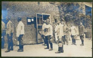 Foto von Soldaten beim Anstehen zum Essenempfang