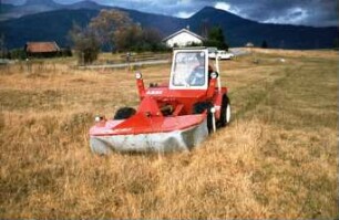 Fotografie: Bergtraktor, Frontmähwerk, Trommelmähwerk