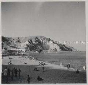 Tunis, Am Strand bei Karthago mit den roten Sandsteinfelsen von La Marsa im Hintergrund