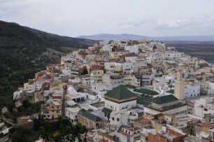 Moulay Idriss - Stadtübersicht : Stadtübersicht über den für Muslime heiligsten Ort in Marokko. Aufgenommen am 30. Oktober 2010 in Moulay Idriss