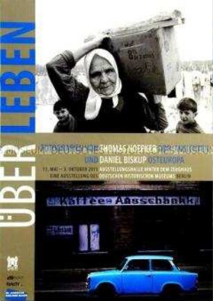Plakat zu der DHM-Ausstellung "Über Leben" mit Fotos vom Leben in Osteuropa in der Zeit zwischen Mauerbau und dem Ende des Kommunismus.