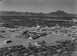 Die Stadt Agordat : Basar und Moschee der Stadt Agordat. Im Hintergrund die Berge von Caianaic