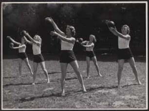 Junge Frauen bei einer Gymnastikübung