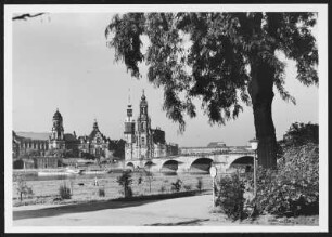 Dresden, Schloß und Hofkirche und Augustusbrücke : Dresden. Blick vom Neustädter Ufer über die Elbe auf die Silhouette der Altstadt mit Ständehaus, Residenzschloss und Hofkirche