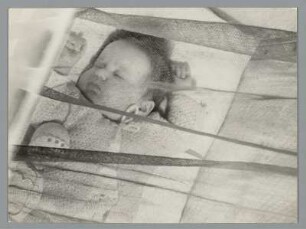 Portrait eines Kleinkindes in Kinderbett schlafend