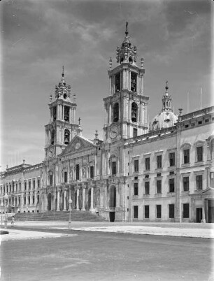 Basílica do Convento e Pala^B0cio Nacional de Mafra