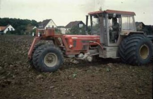 Fotografie: Traktor, Allradtraktor, Allradantrieb, Traktorkonzept, Terrareifen, Bestellverfahren