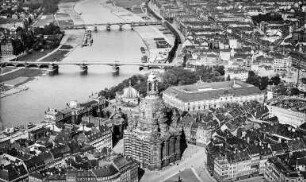 Dresden-Altstadt. Neumarkt mit Frauenkirche und Umgebung. Luftbild-Schrägaufnahme von Südwest