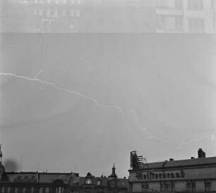 Blitz über den Dächern von Berlin