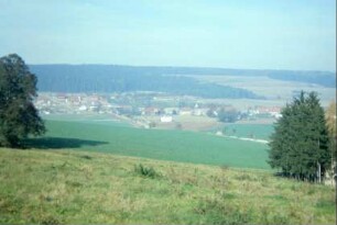 rechts Friedhof, hinten Blick zum Nachbarort Stedten