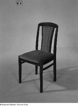 Stuhl mit gepolsterter Sitzfläche und Rückenlehne (Modell N 131)