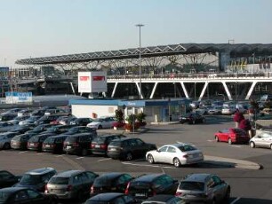Flughafen Köln - Bonn, Parkplätze am Terminal, dahinter Parkhaus