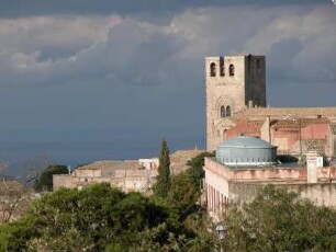 Die 751 m hoch über der Hafenstadt Trapani gelegene Stadt Erice mit dem 1314 errichteten freistehenden Campanile des Domes La Matrice