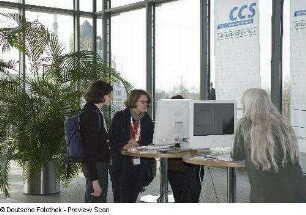 Tagungsteilnehmerinnen informieren sich im Foyer