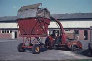 Fotografie: Feldhäcksler, Schlegelfeldhäcksler, Dreipunktanbau, Einachsanhänger, Hochkipper