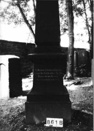 Grabstein 861 (Index: 99630363) Material: geschliffener Granit Zustand: gut Maße HxBxT: 266x55x55 cm Beschreibung: Obelisk auf getrepptem Sockel: Grabstein 861B