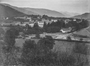 Bergtal : Gebäude in einem von Bergen umgebenen Tal