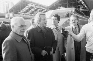Paris: Gare de Lyon, DB-Präsident Bubel vor dem TGV-Zug