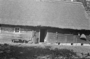 Altes gebohltes Haus mit Strohdach in Sprey. : Stare kładźite, ze słomu skryte domske w Sprjowje.