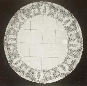 Rundes Deckchen mit Hohlsaum : Rundes Deckchen mit Hohlsaum, Paris. Klöppelarbeiten, Internationale Ausstellung, Museum für Sächsische Volkskunst, Dresden, 1960
