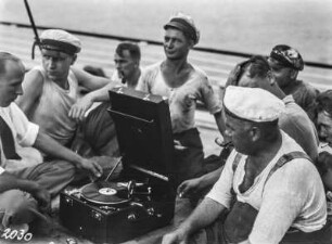 Matrosen mit Plattenspieler : Matrosen sitzen an Deck um einen Plattenspieler der Deutschen Grammophon AG