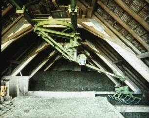 Fotografie: Ein- und Auslagerungstechnik, Greiferanlage, Seilwinde, Heu