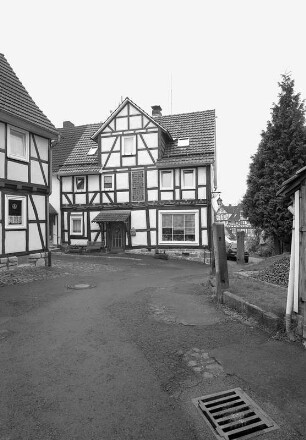 Einhaus; Helsa, Kirchplatz 10