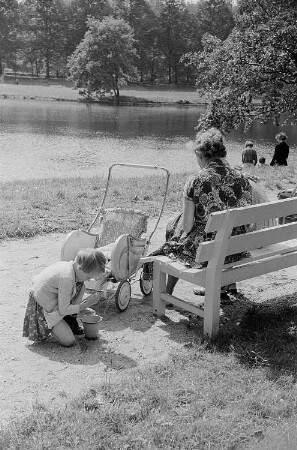 Eine Mutter mit ihren Töchtern im Park am Ufer der Weißen Elster