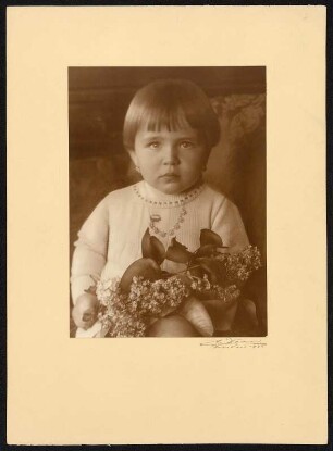Dresden, Porträt eines jungen Mädchens : Dresden. Porträt eines jungen Mädchens, aufgenommen im Fotostudio Adolf Dous