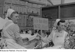 Zwei Krankenschwestern (Hebammen) auf einem Demonstrationswagen