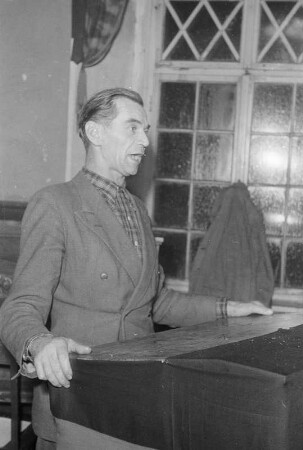 Kurt Krenz bei einer Ansprache : Kurt Krjeńc při narěči