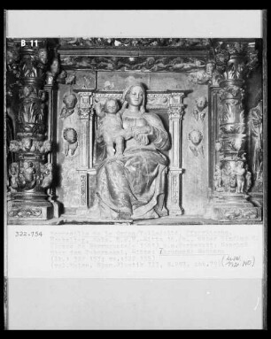 Hochaltar, Obergeschoss, Mitte: thronende Madonna