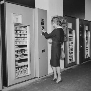 Superladen Schwab. Frau am Automaten