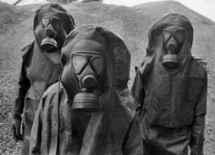 Drei Soldaten mit Gasmasken während des NATO-Manövers Flinker Igel, an dem 52.000 Soldaten aus verschiedenen NATO-Staaten teilnahmen, um nukleare und konventionelle Kampfsituationen zu simulieren, Bayern
