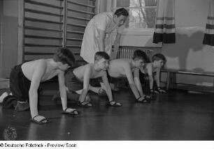 Vier Kinder bei einer Gymnastikübung im Dr.-Georg-Sacke-Heim