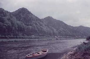 Mittenwald. Boot auf einem Fluss