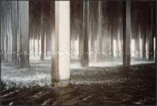 Im Wasser stehende Stahlträger im Regen (Altersgruppe 18-21)