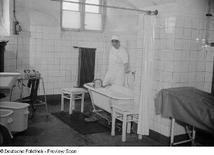 Krankenschwester beim Baden einer Patientin
