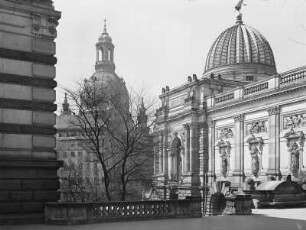 Dresden-Altstadt. Brühlsche Terrasse. Blick gegen Coselpalais, Turm der Frauenkirche und SO-Seite des Ausstellungsgebäudes des Sächsischen Kunstvereins (1887/1894; K. Lipsius)